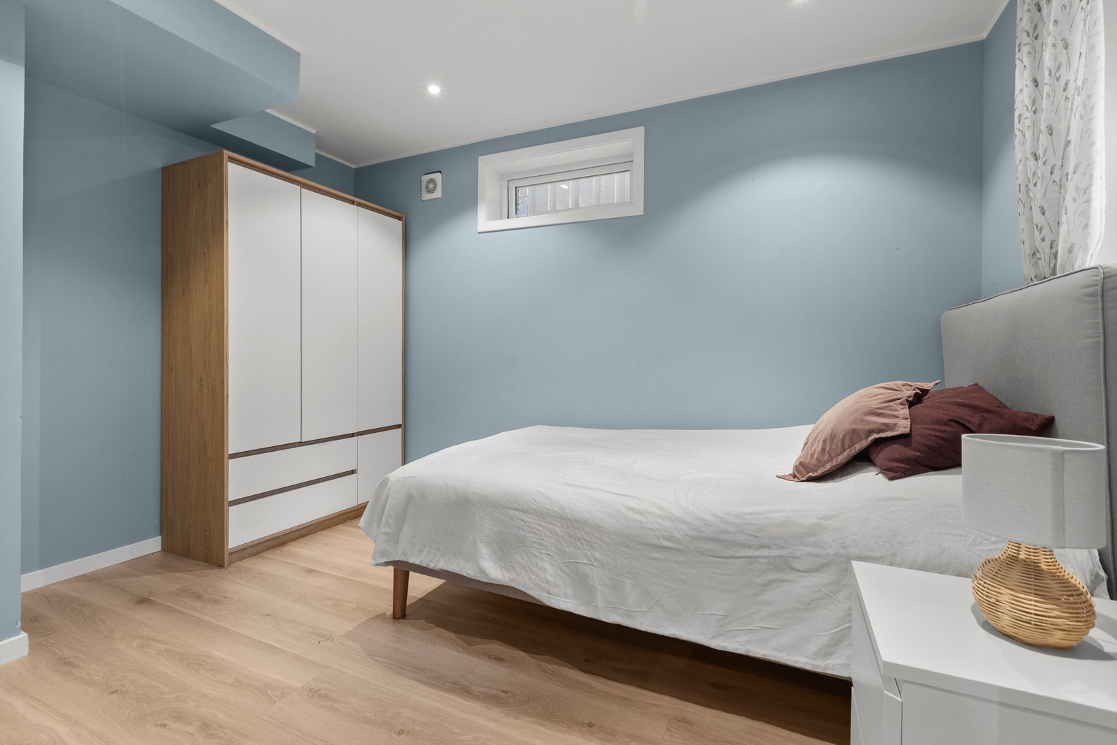 Innredet soverom i kjeller - Ikke godkjent Galleribilde