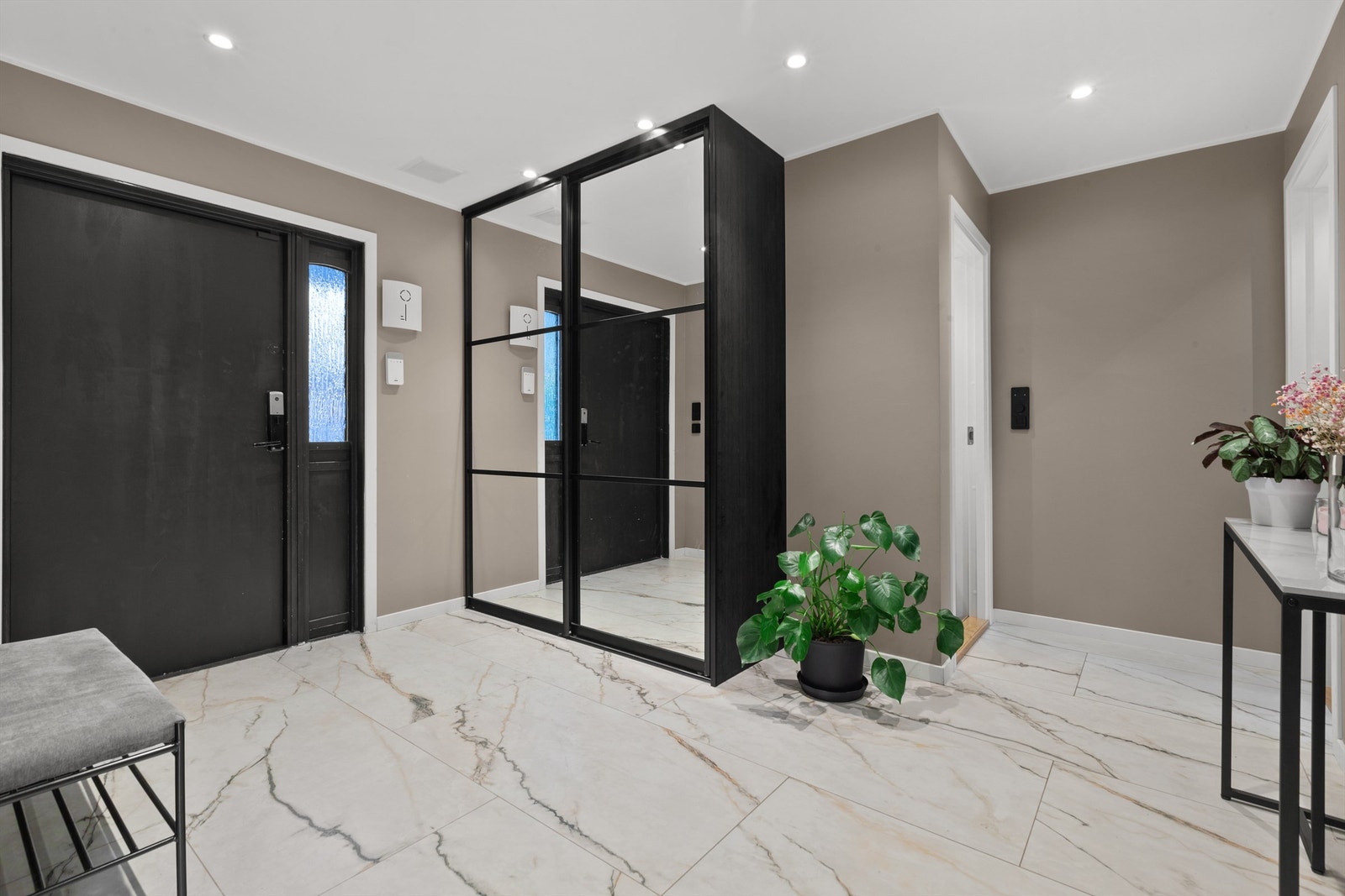 Innbydende hall med lekre marmorfliser på gulv Galleribilde