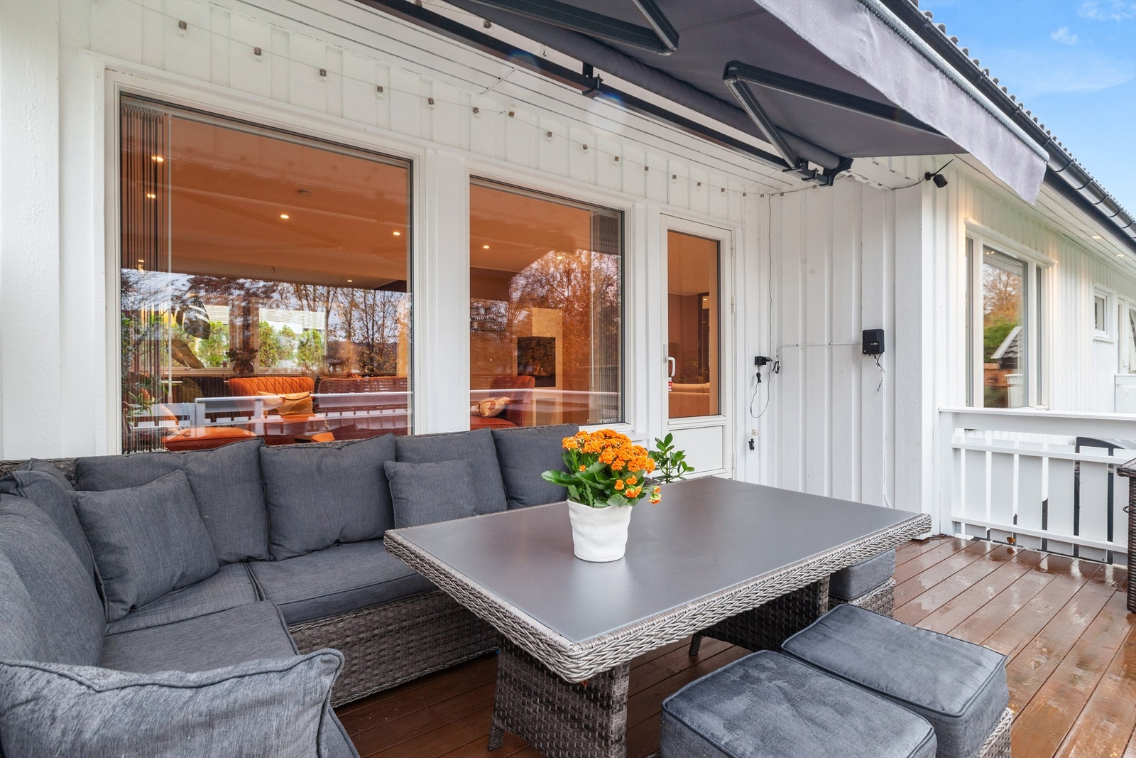 Terrasse av god størrelse med solskjerming Galleribilde