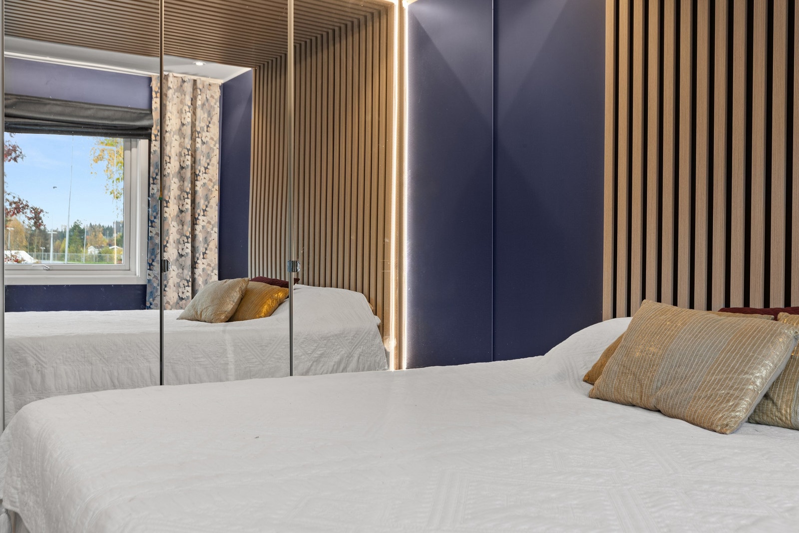 Tilpasset garderobeskap på hovedsoverommet Galleribilde