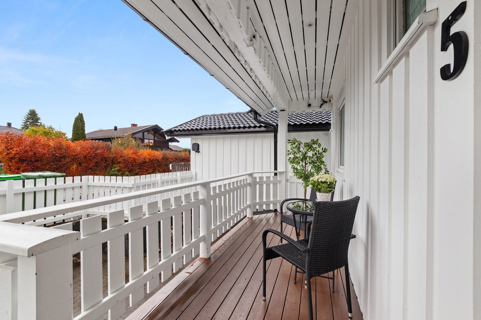 Overbygget inngangsparti med belysning Galleribilde