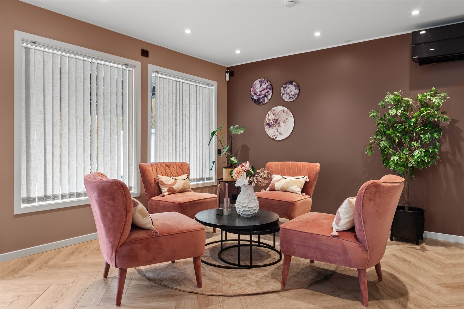 Lamellgardiner foran vinduene Galleribilde