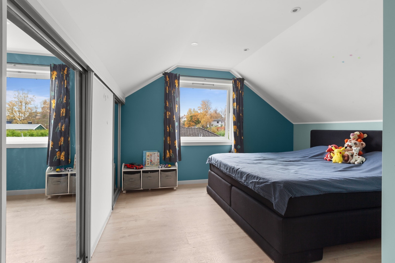 Rom med skyvedørsgarderobe Galleribilde