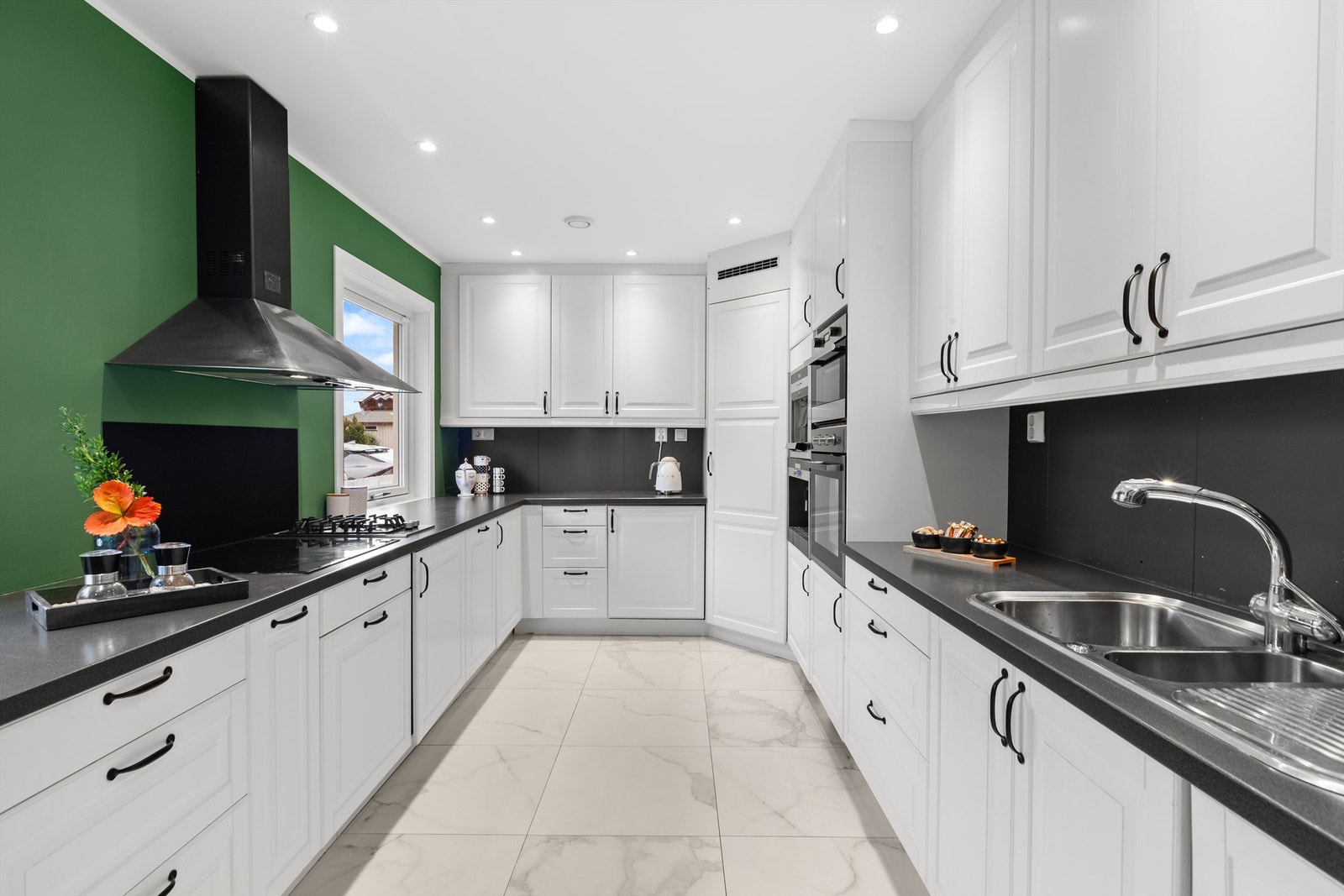 Lekre marmorfliser og downlights i himling Galleribilde