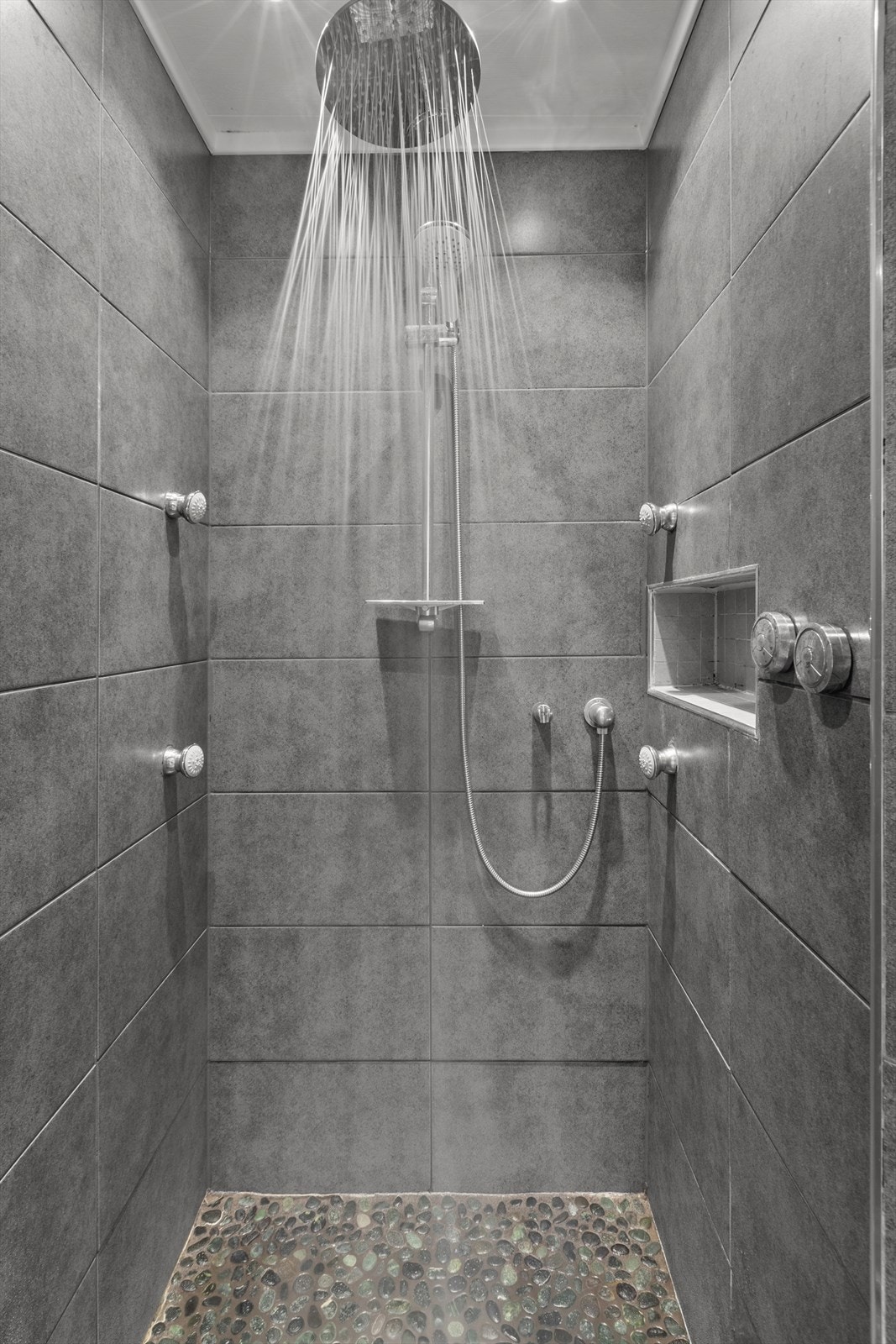 Dusjnisje med spafølelse og rullestein på gulv Galleribilde