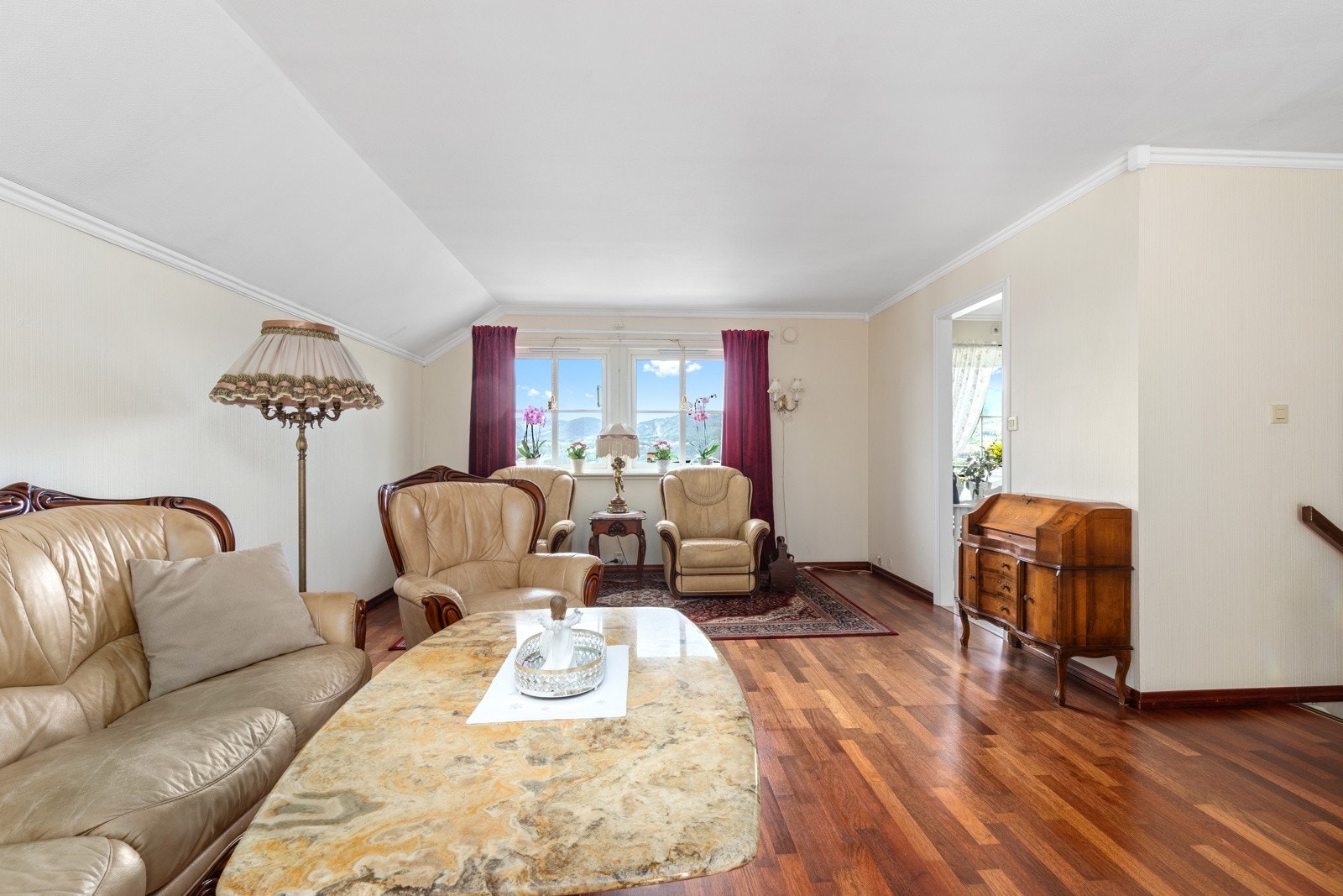 I stuen er det også plass til spisestue. Galleribilde