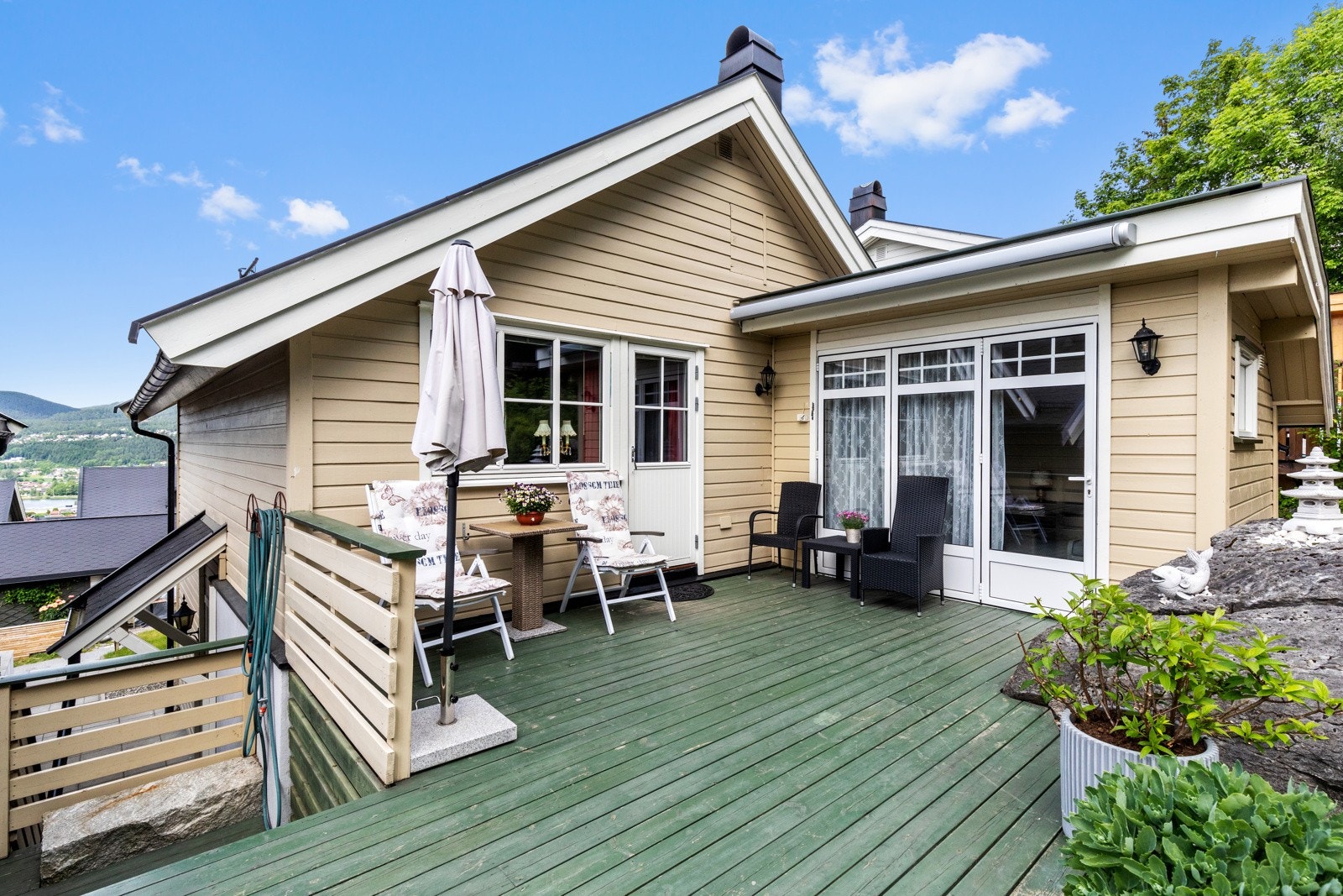 Romslig terrasse med koselig utestue. Galleribilde