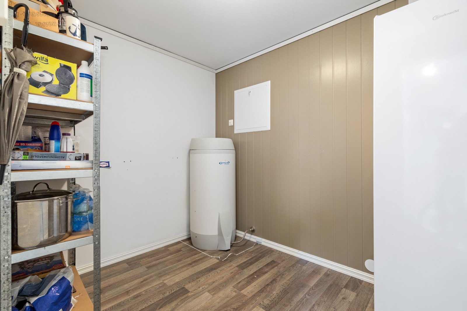 Varmtvannsbereder er fra 2017 og er plassert på bod. Galleribilde