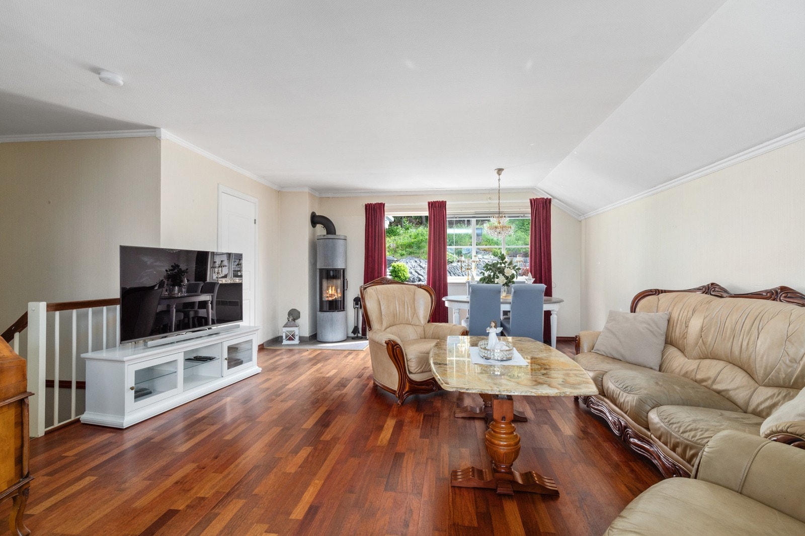 Stuen er lys med utgang til romslig terrasse. Galleribilde