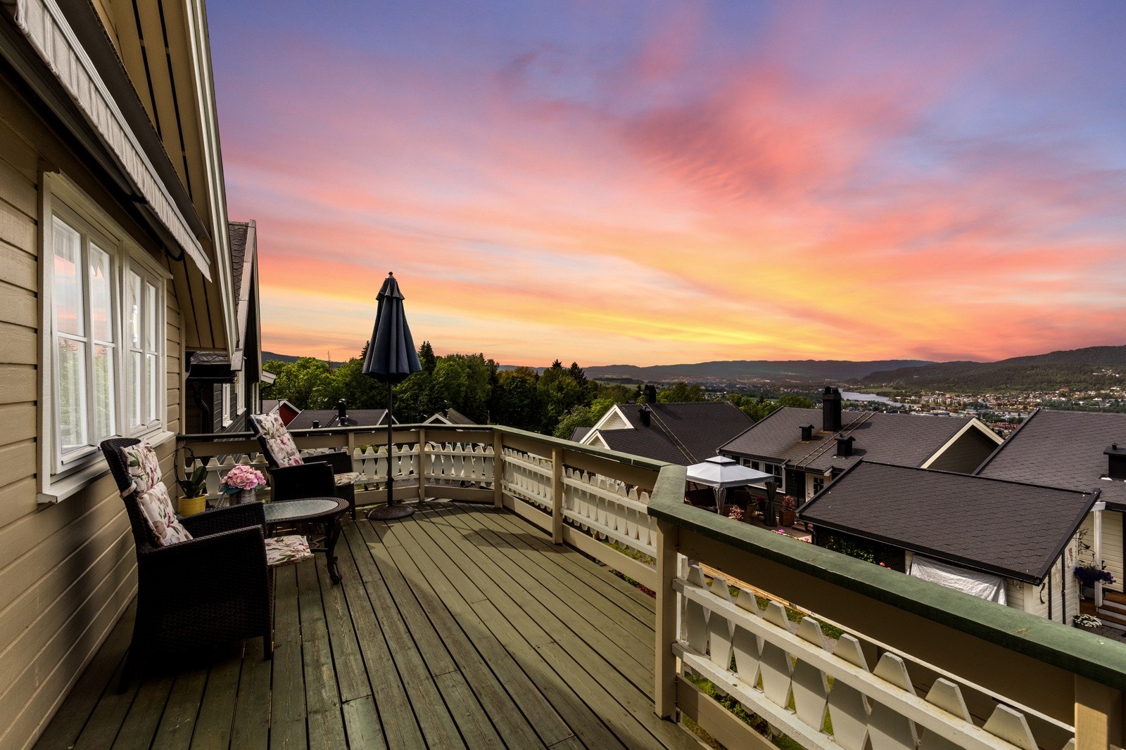 Velkommen til Liljekroken 22 - Koselig enebolig i borettslag beliggende i Åsen i Mjøndalen. Tomt opparbeidet med grus, betongheller, diverse beplantninger, plenareal, terrasse på terreng og diverse støttemurer. Frittstående redskapsbod. Galleribilde