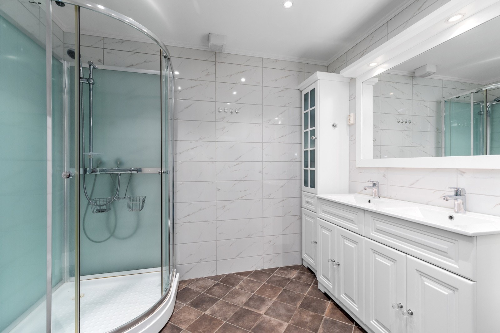 Badet ble pusset opp i 2017 og har flis på gulv og vegg, med dusjkabinett og gulvstående servantinnredning. Galleribilde