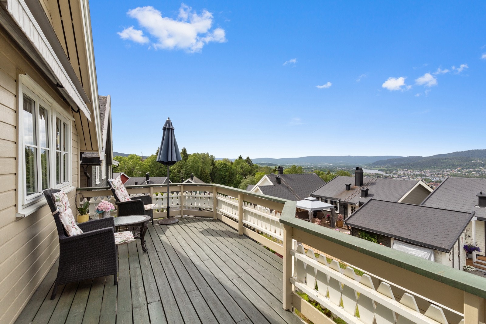 Fra balkongen har man god utsikt over nærområde. Galleribilde