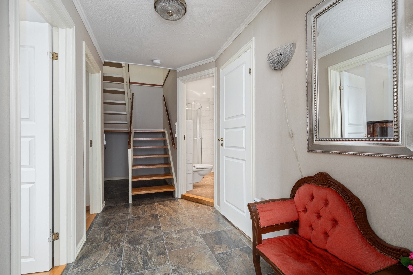 Gang/hall i underetasje. Galleribilde