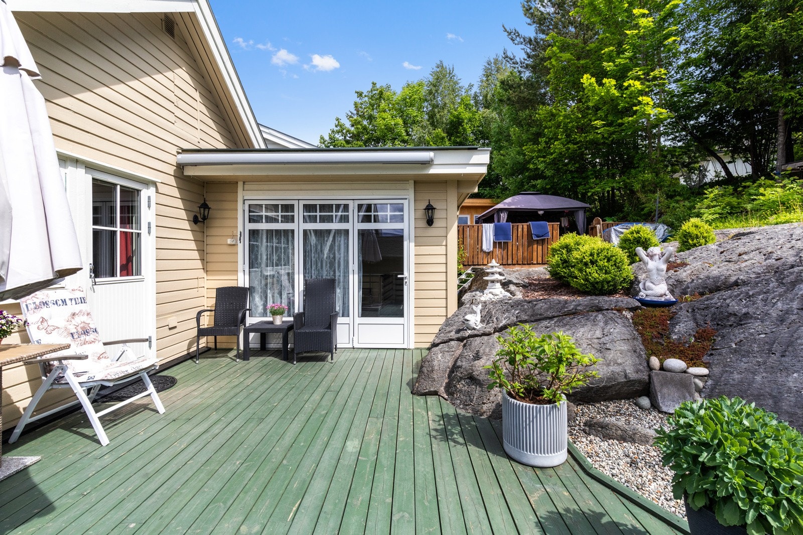 Terrassen er bygd inntil fjellet. Galleribilde