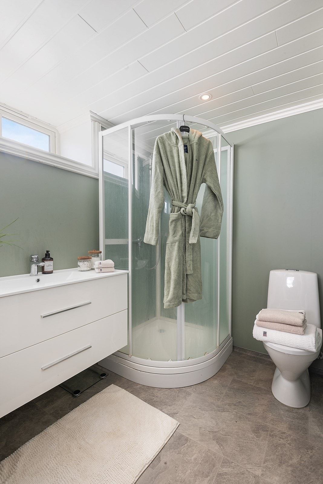 Bad i underetasje med dusjkabinett. Galleribilde