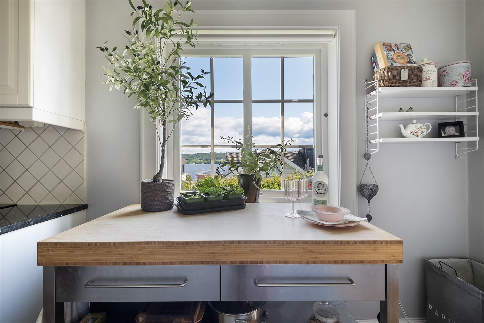 Hyggelig utsyn fra kjøkkenet. Galleribilde