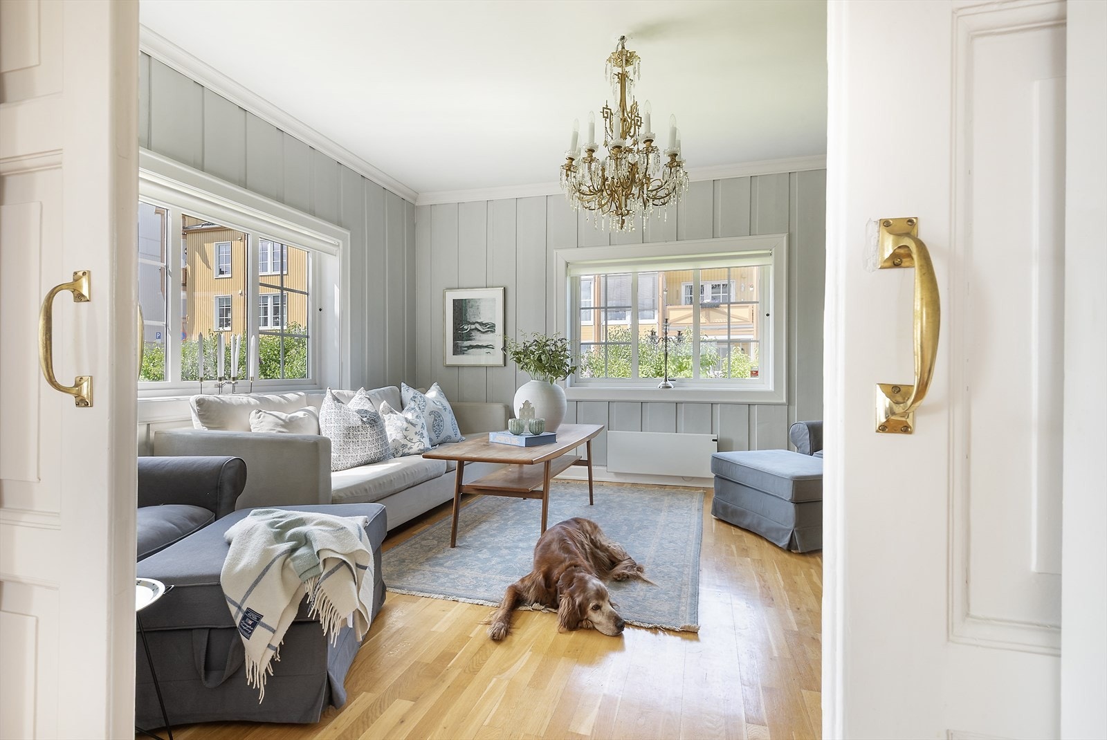 Innbydende stue med god plass til sofagruppe. Galleribilde