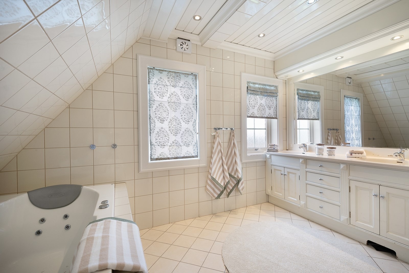 Bad med badekar. Galleribilde