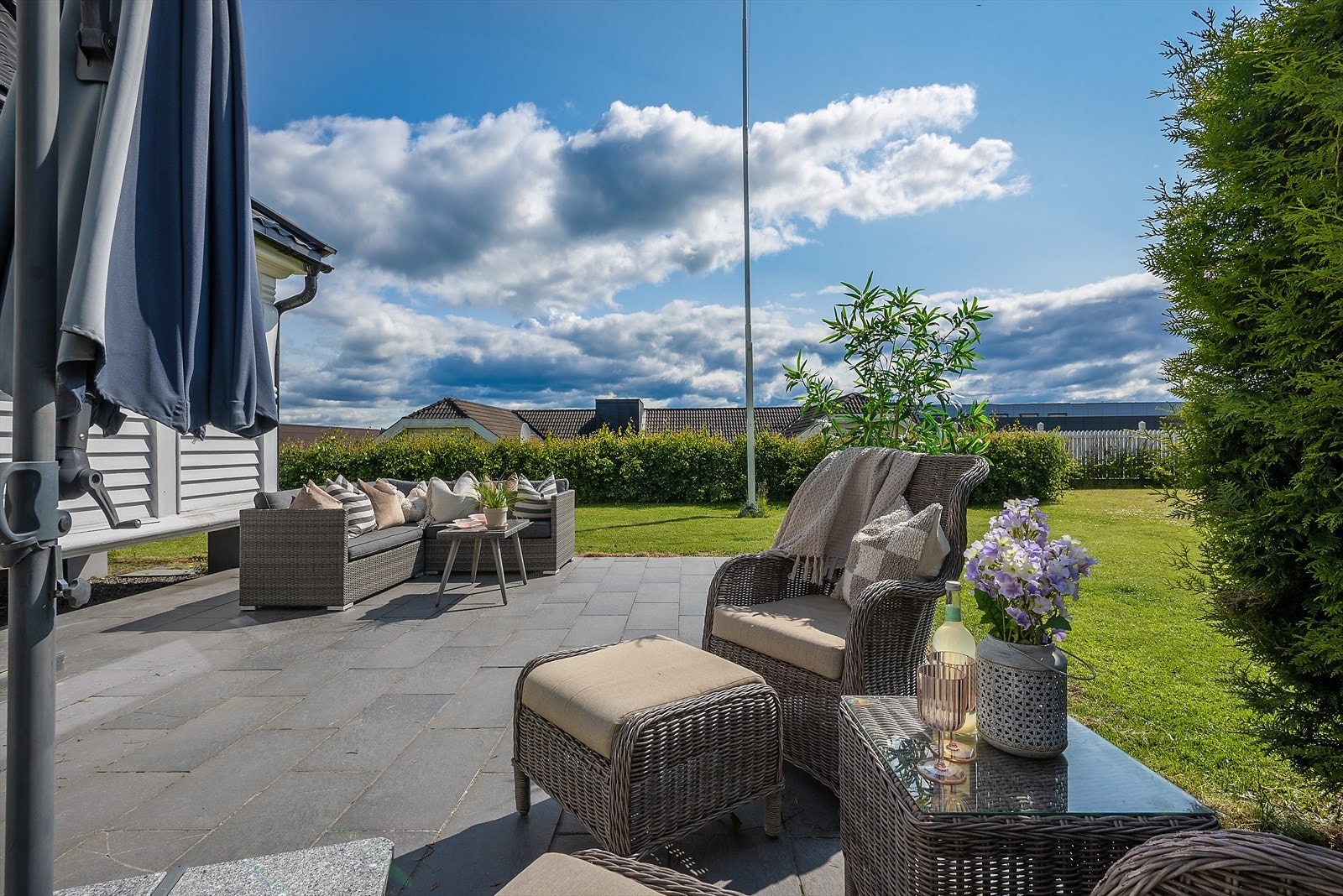 Innbydende og fin uteplass med enkel tilgang til hagearealer. Galleribilde