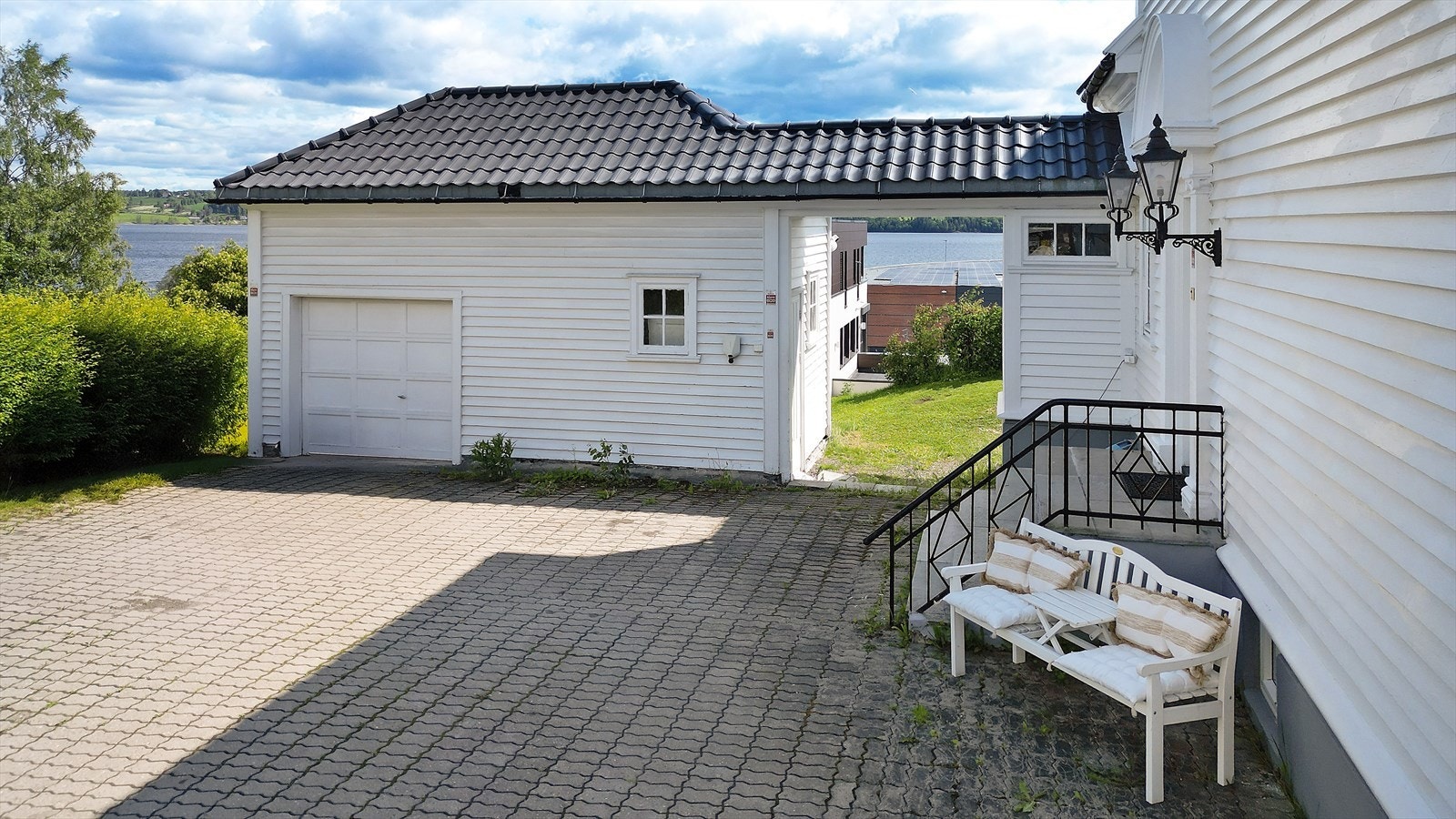 Garasje på eiendommen. Galleribilde