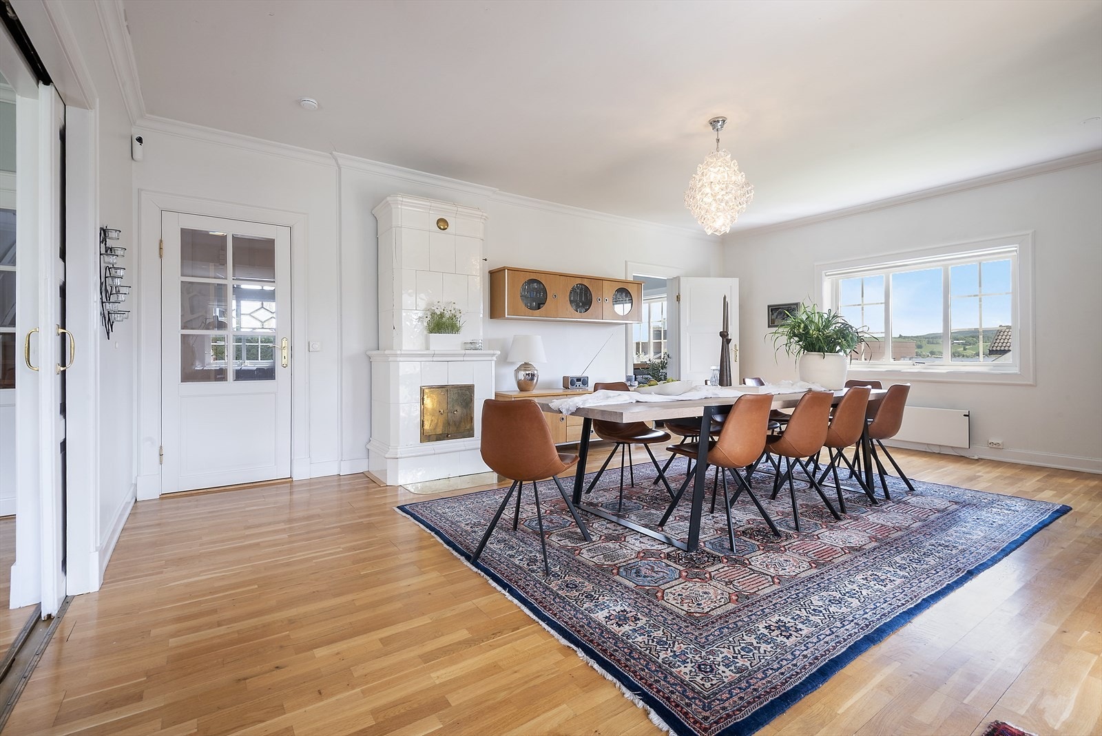 Stor spisestue i tilknytning til kjøkkenet. Galleribilde