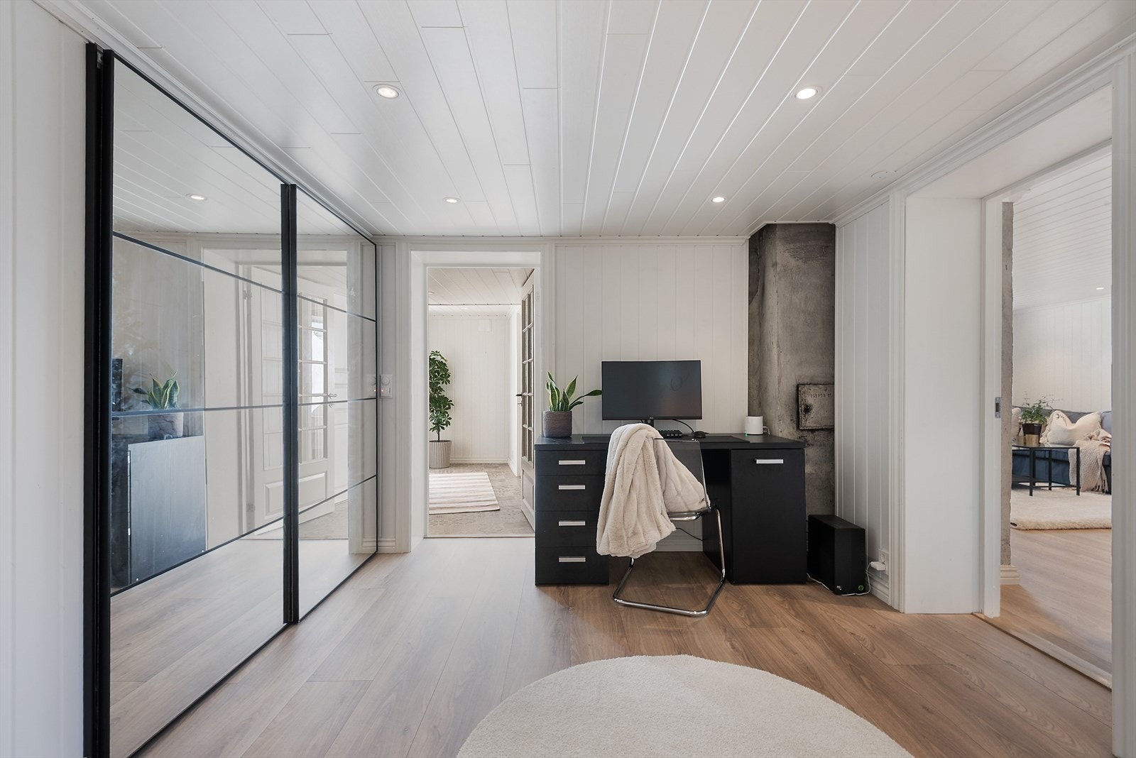 Praktisk skyvedørsgarderobe. Galleribilde