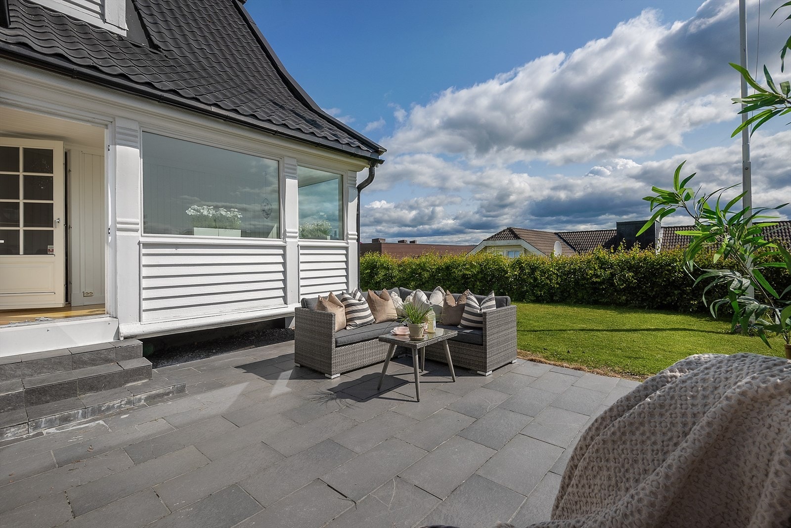 Hyggelig uteplass hvor man kan nyte solrike dager. Galleribilde