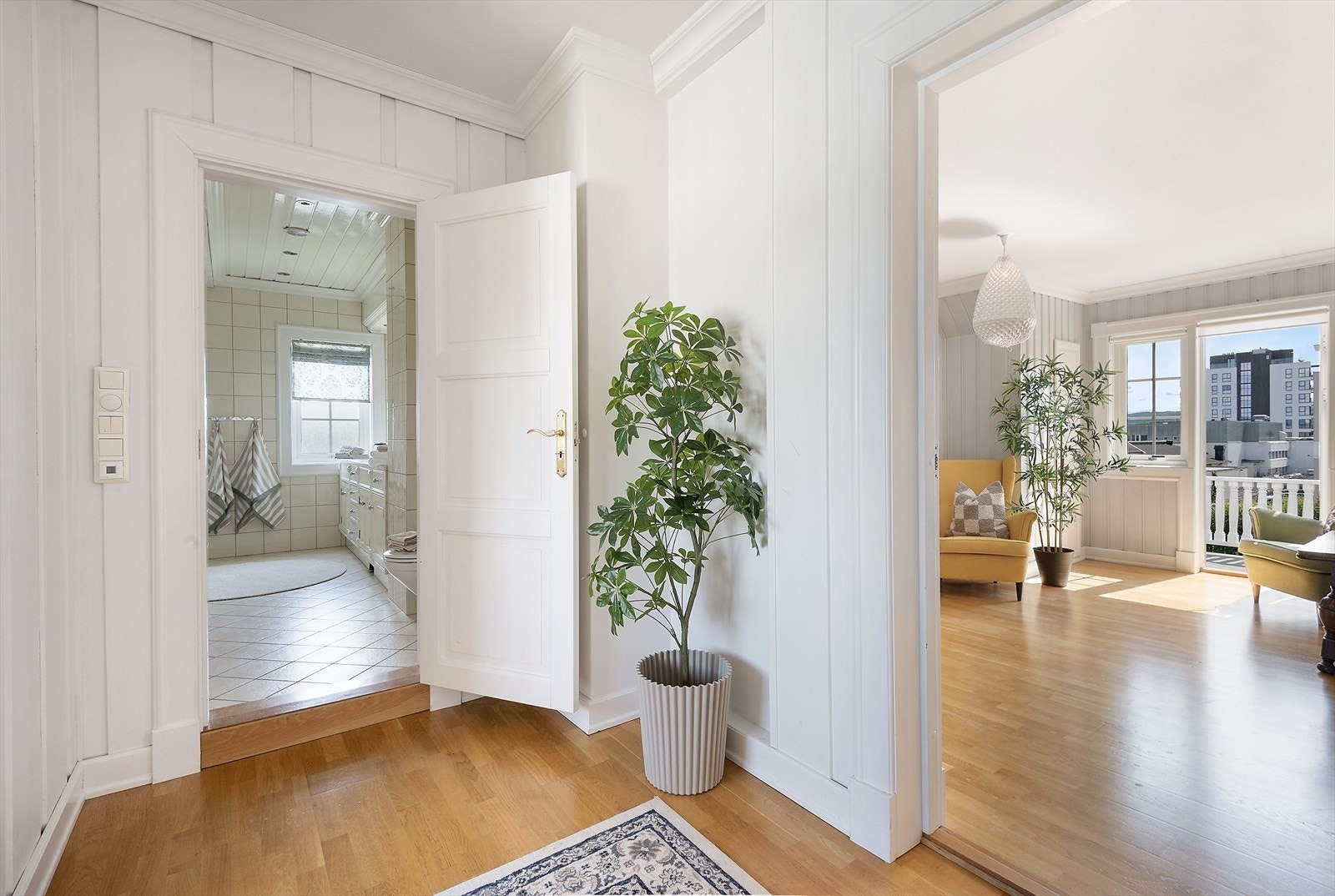 Adkomst stue og bad i 2. etasje. Galleribilde