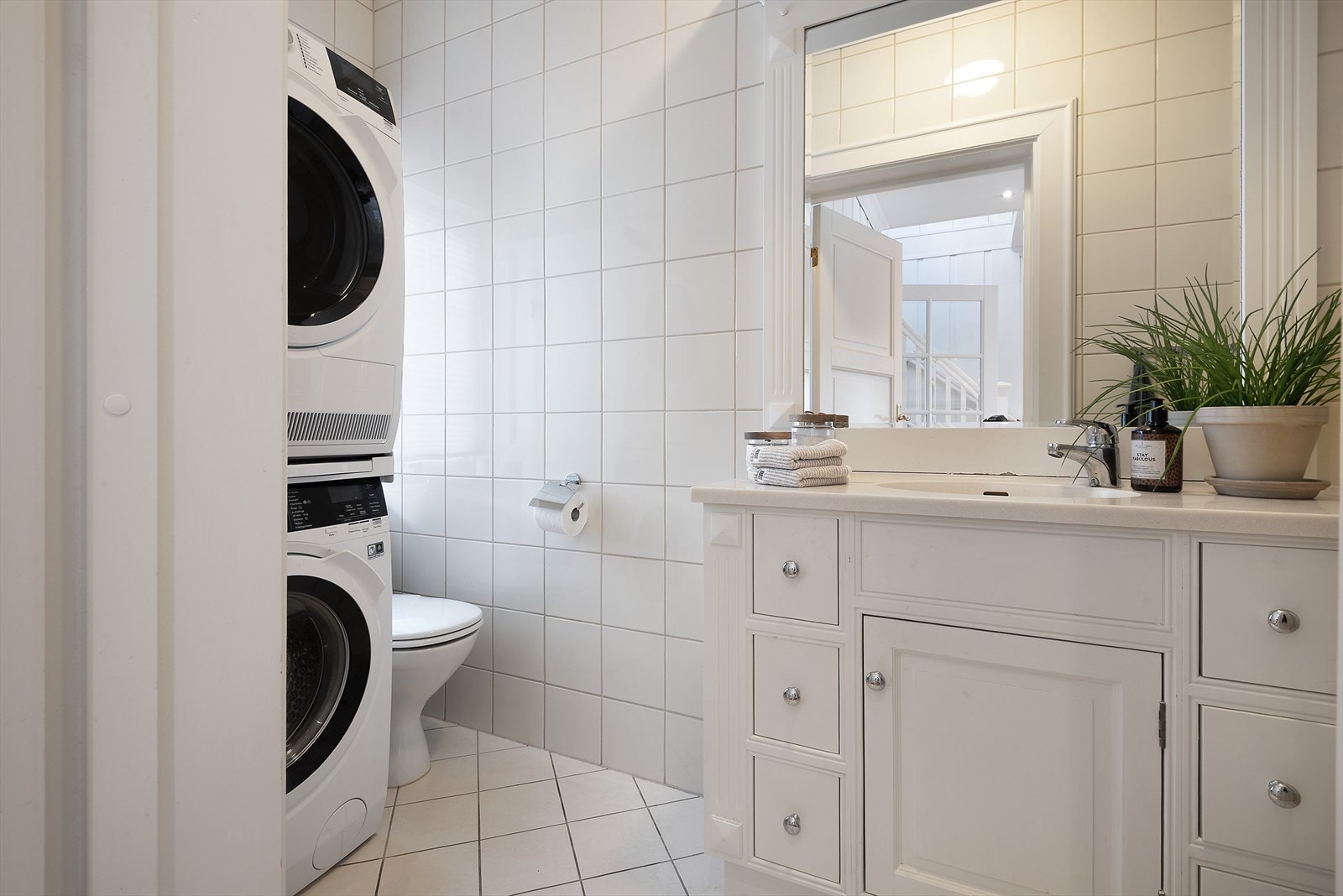 Bad i 1. etasje med opplegg for vaskemaskin. Galleribilde