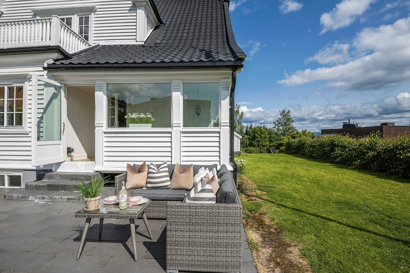 Nyte forfriskninger utendørs. Galleribilde