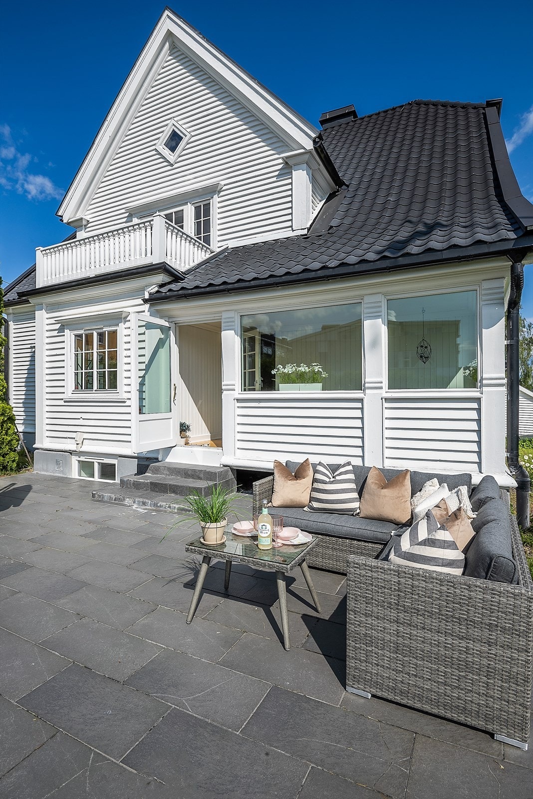 Lange sommerkvelder på uteplassen. Galleribilde