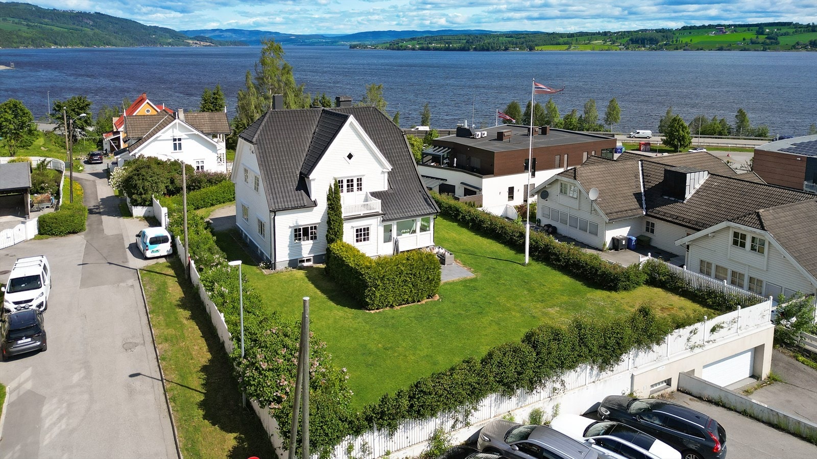 Nydelig Mjøsutsikt! Skjermet og fin uteplass. Galleribilde