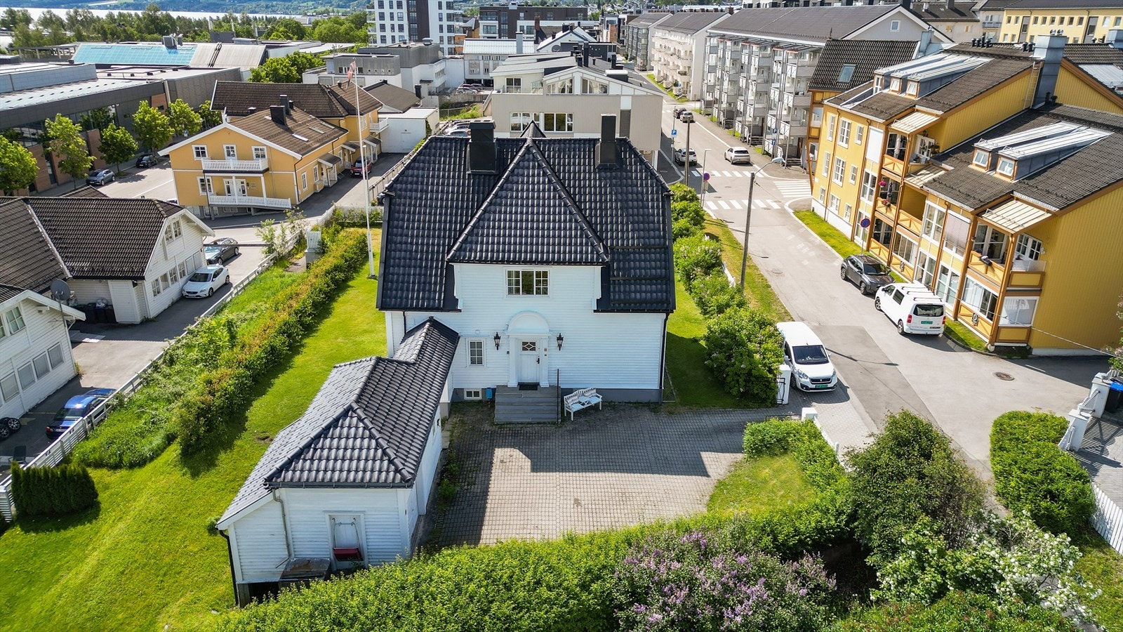 Boligbebyggelse, leiligheter og næring i området rundt. Galleribilde