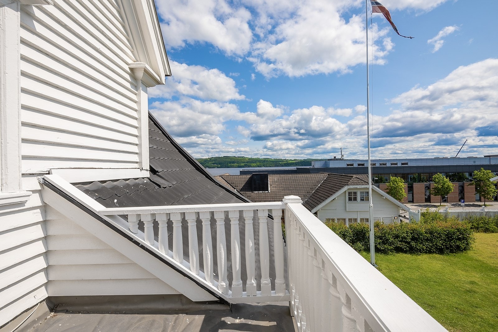 Utsyn mot Mjøsa. Galleribilde