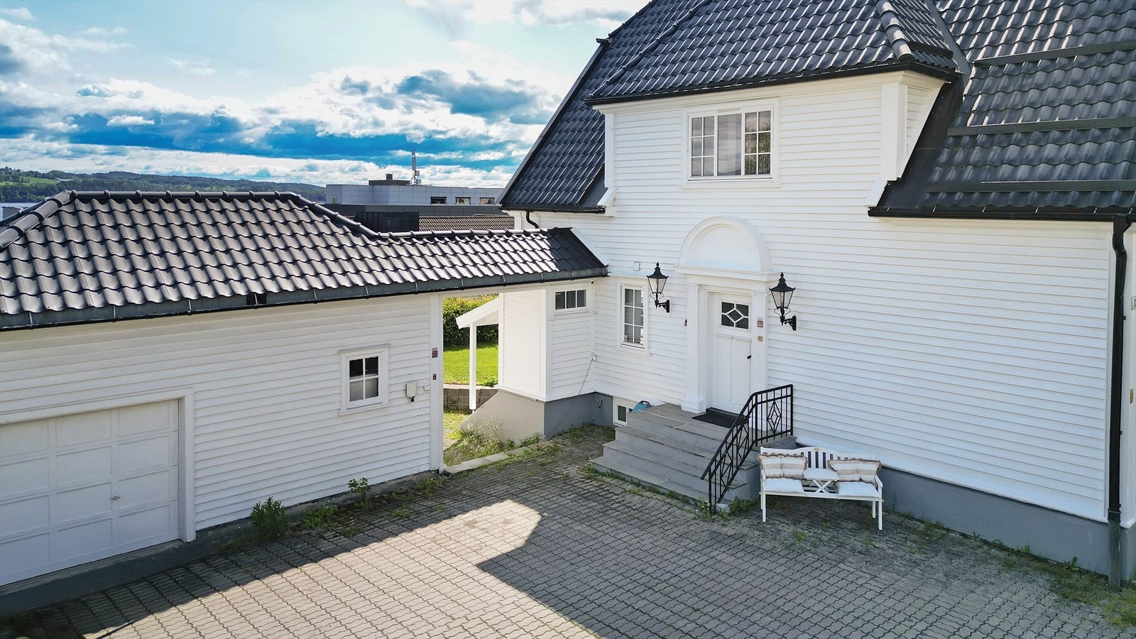 Pent utendørs. Galleribilde