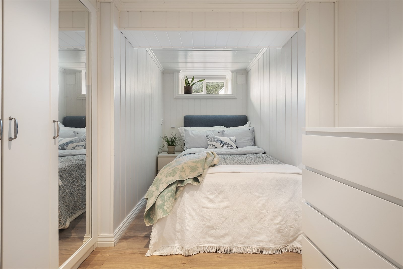 Lysmalte flater på garderoberom. Galleribilde