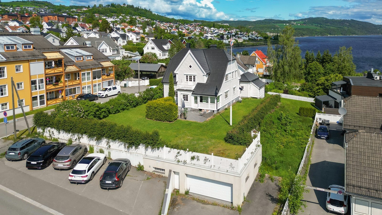 Pent opparbeidet tomteareal. Galleribilde