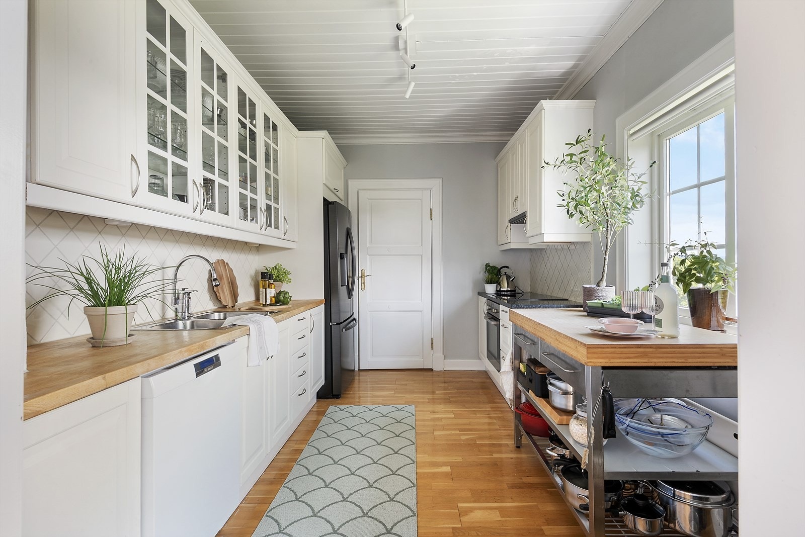 Kjøkken med lys innredning. Galleribilde