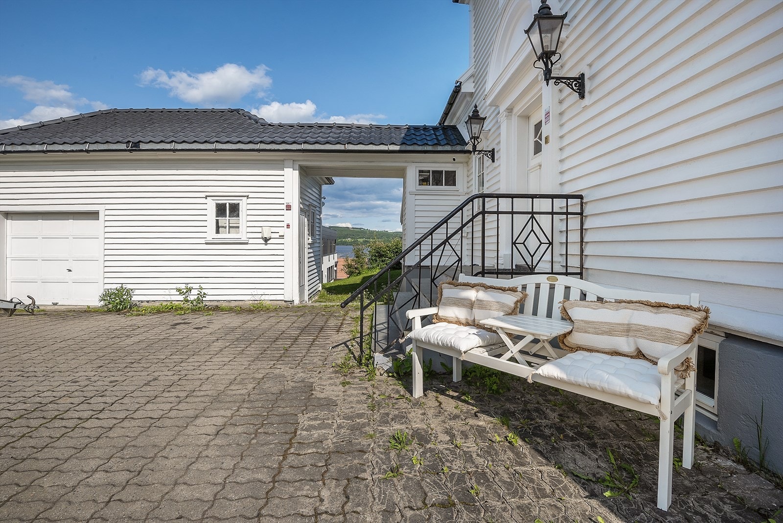 Belegningsstein foran inngangsparti og garasje. Galleribilde