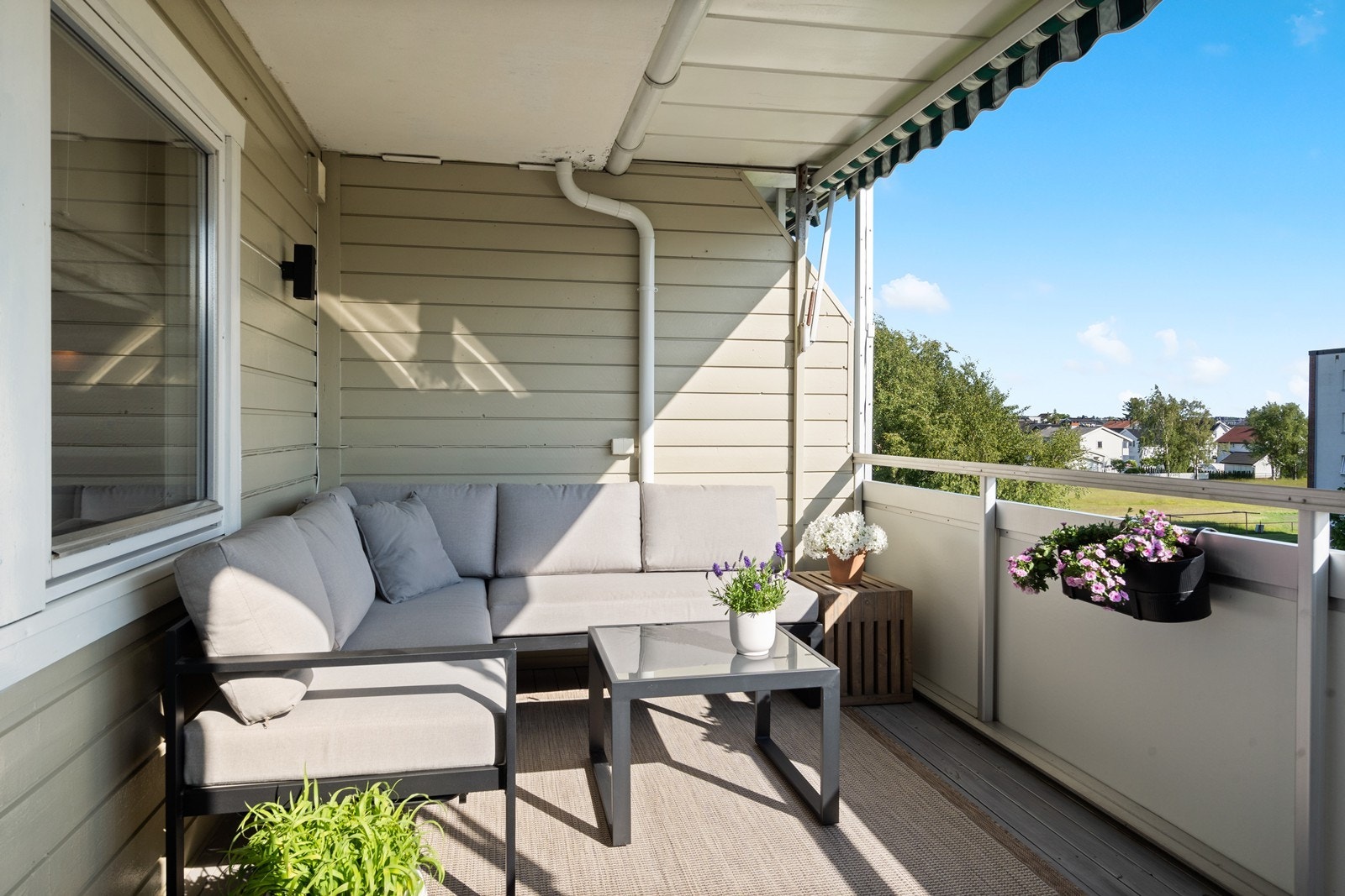 I Østgårdveien 5A får du en romslig veranda med sol fra formiddag til godt utover kvelden Galleribilde