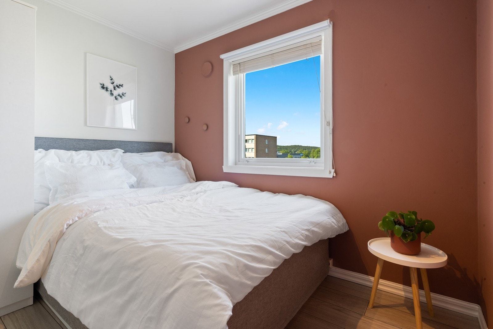 Det minste soverommet har plass for dobbelt seng og har garderobeskap Galleribilde