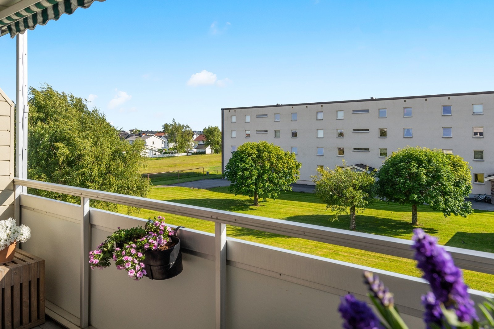 Leiligheten ligger i 3. etasje og har fin utsikt over området fra verandaen Galleribilde