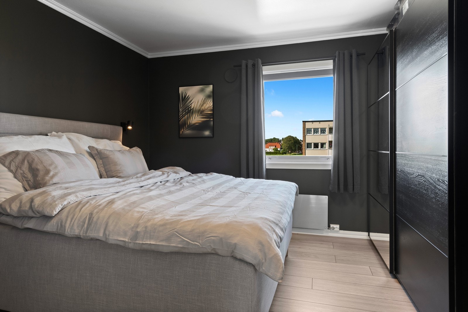 Stor skyvedørsgarderobe i hovedsoverom Galleribilde