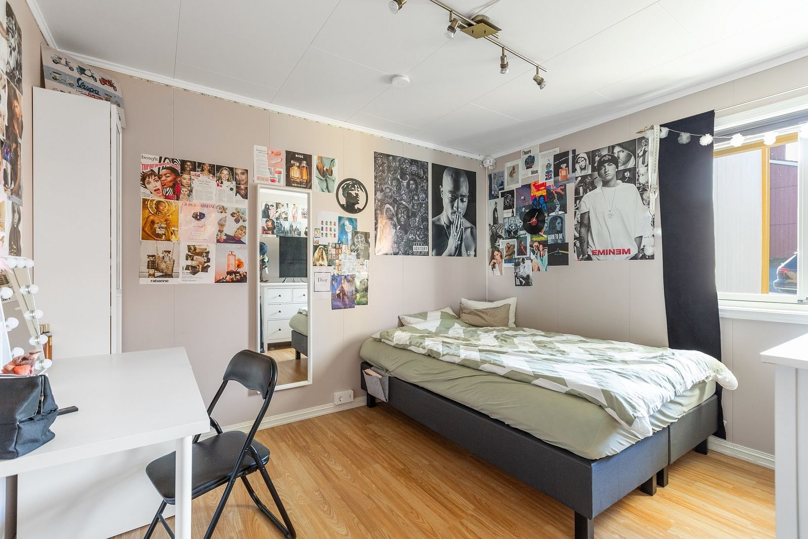 Soverom på 11 kvm med plass til seng, garderobeskap og skrivepult. Galleribilde