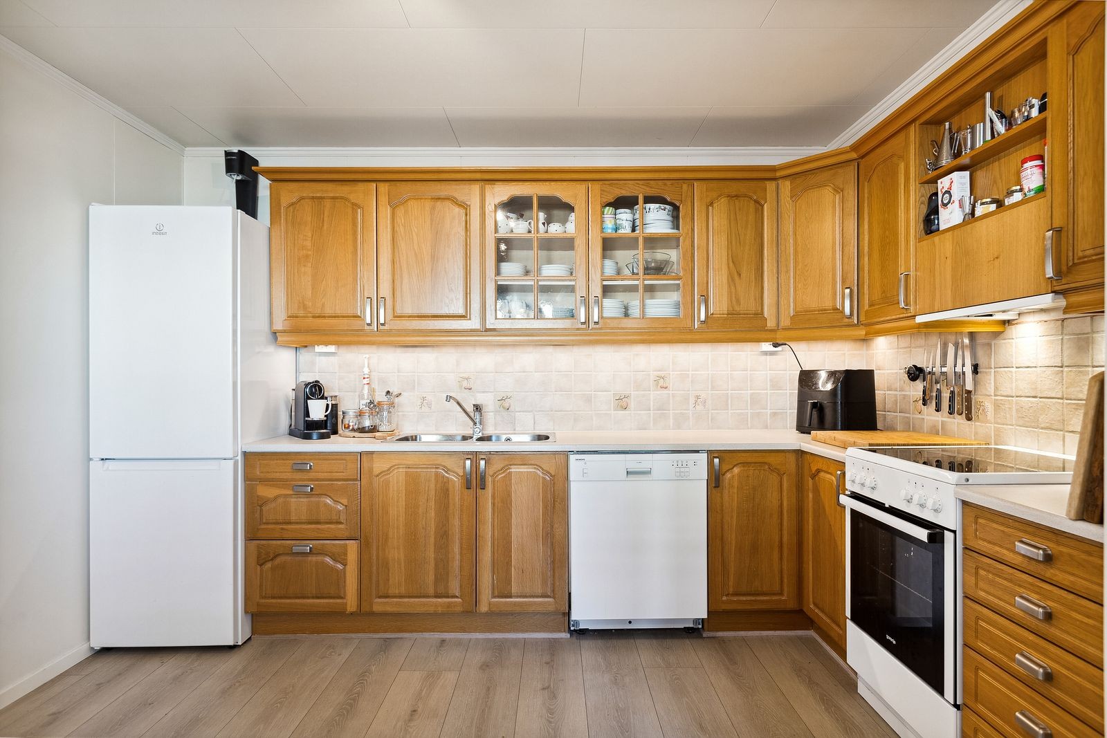 Pent kjøkken med mye skap- og benkeplass. Hvitevarer følger med. Her er det også plass til spisebord Galleribilde