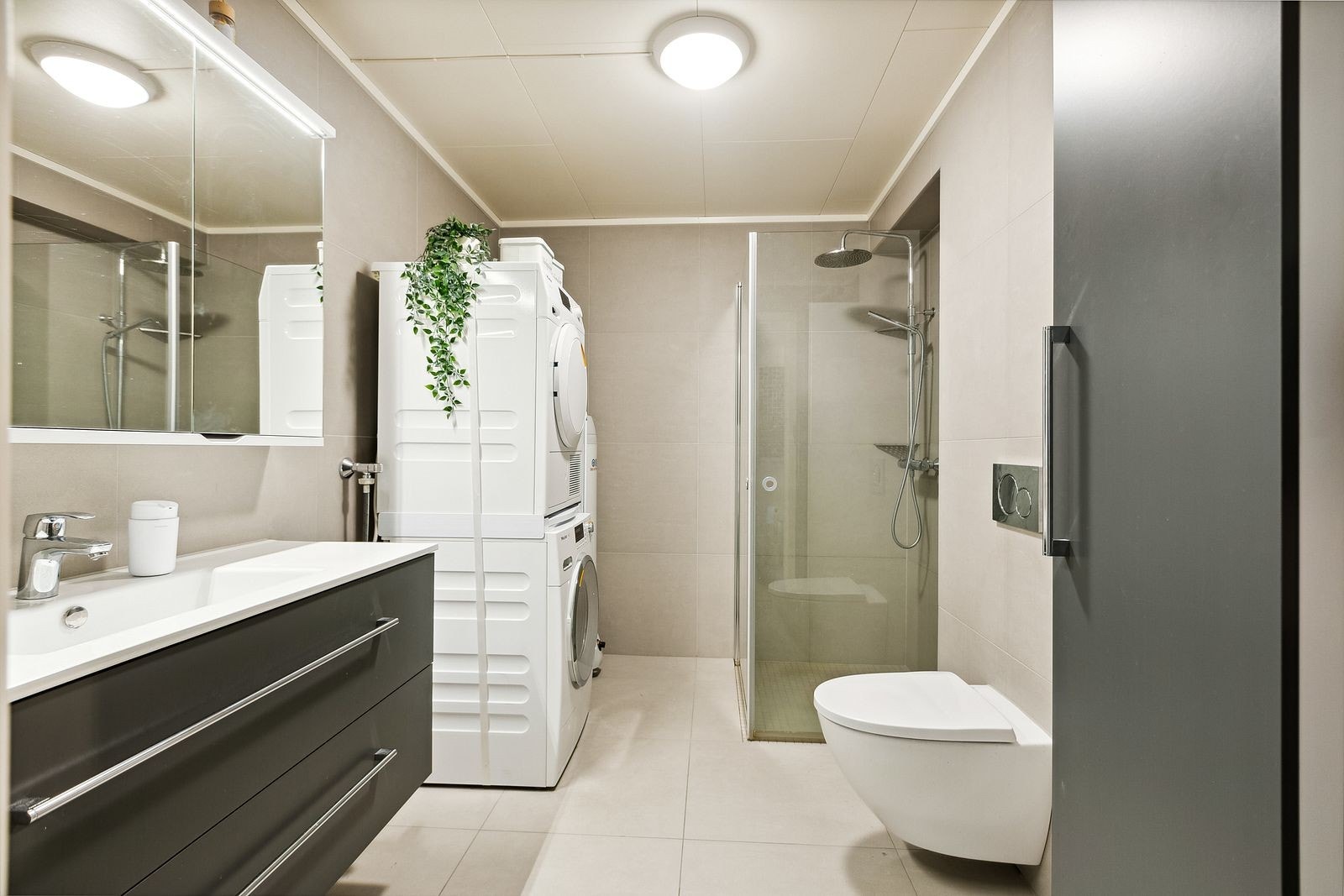 Fint, flislagt bad fra 2020 med varme i gulv, vaskemaskin og toalett. Tørketrommel følger ikke med. Galleribilde