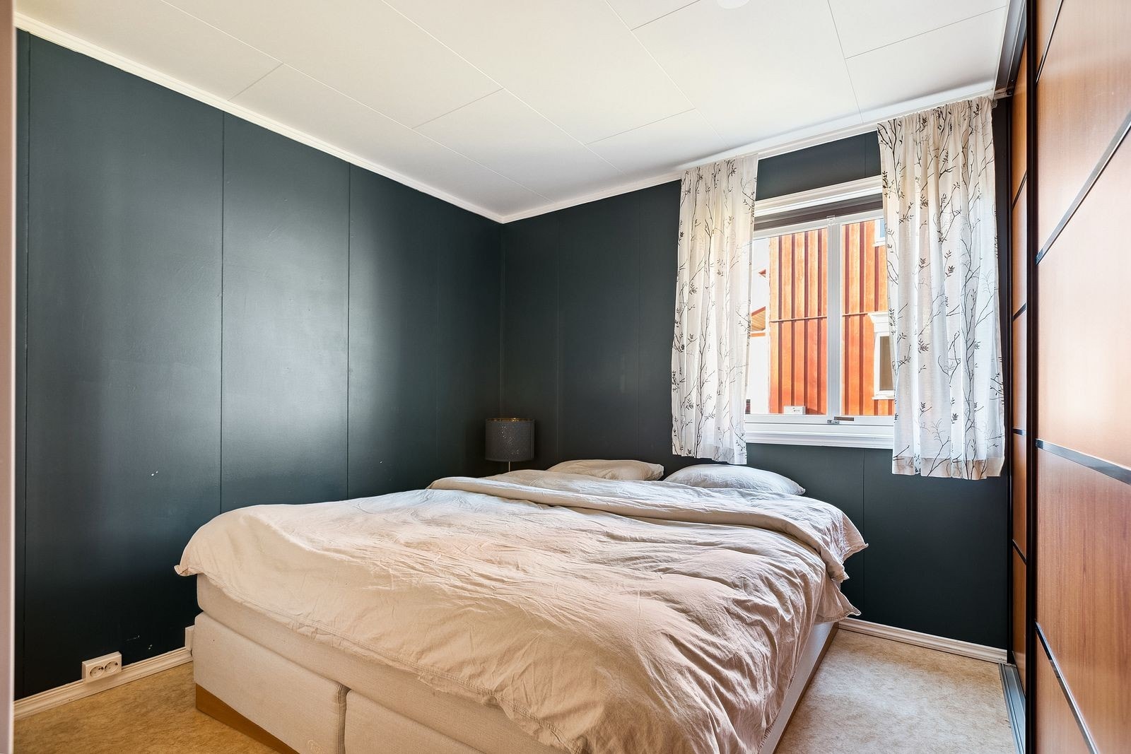 Soverom på 12 kvm med stor skyvedørsgarderobe, nattbord og plass til dobbeltseng Galleribilde