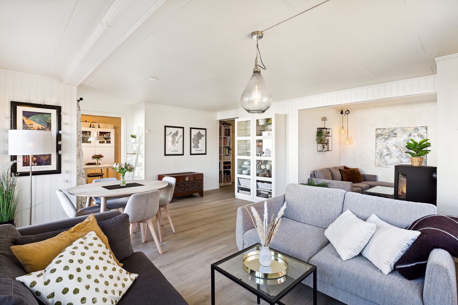 Stuen er på hele 33 kvm og er inndelt i soner med plass til flere sittegrupper Galleribilde