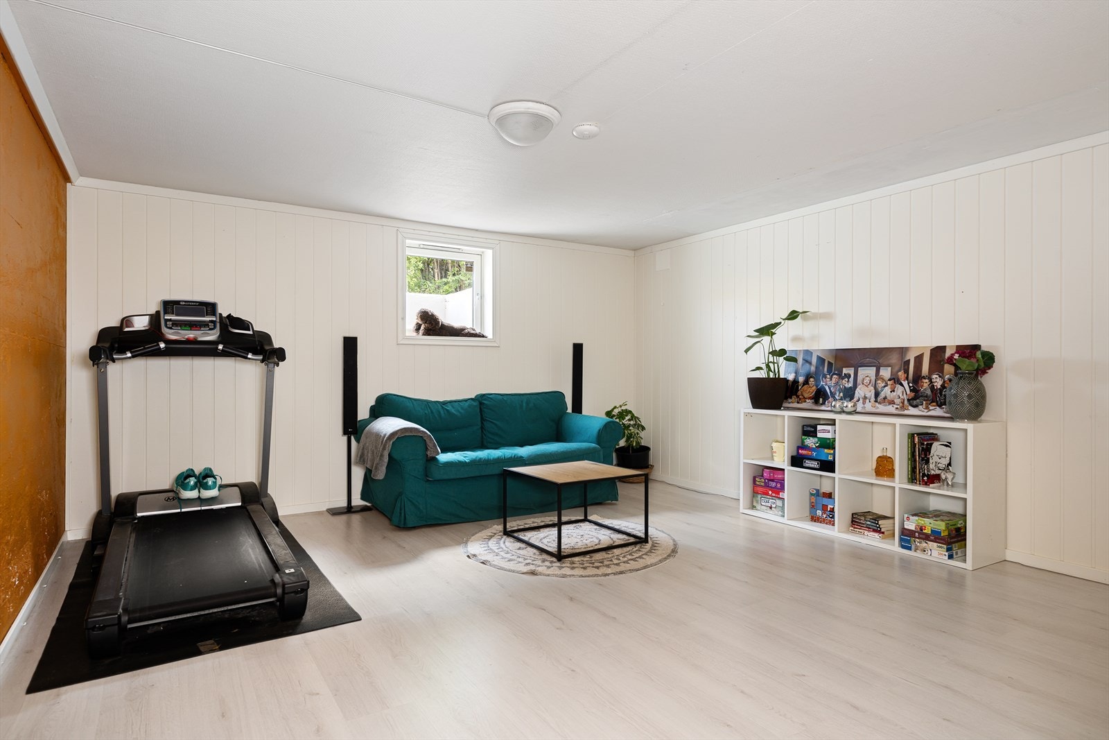 Kjellerstuen gir et ekstra oppholdsrom - ideelt som lekerom, TV-stue eller ungdomsavdeling med god plass til møbler og oppbevaring. Galleribilde