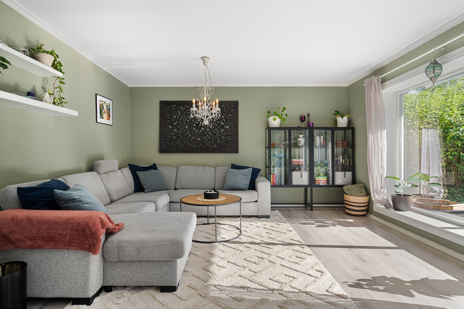 Store vindusflater og lyse overflater gir stuen en åpen og innbydende atmosfære med flott dagslys gjennom hele dagen. Galleribilde